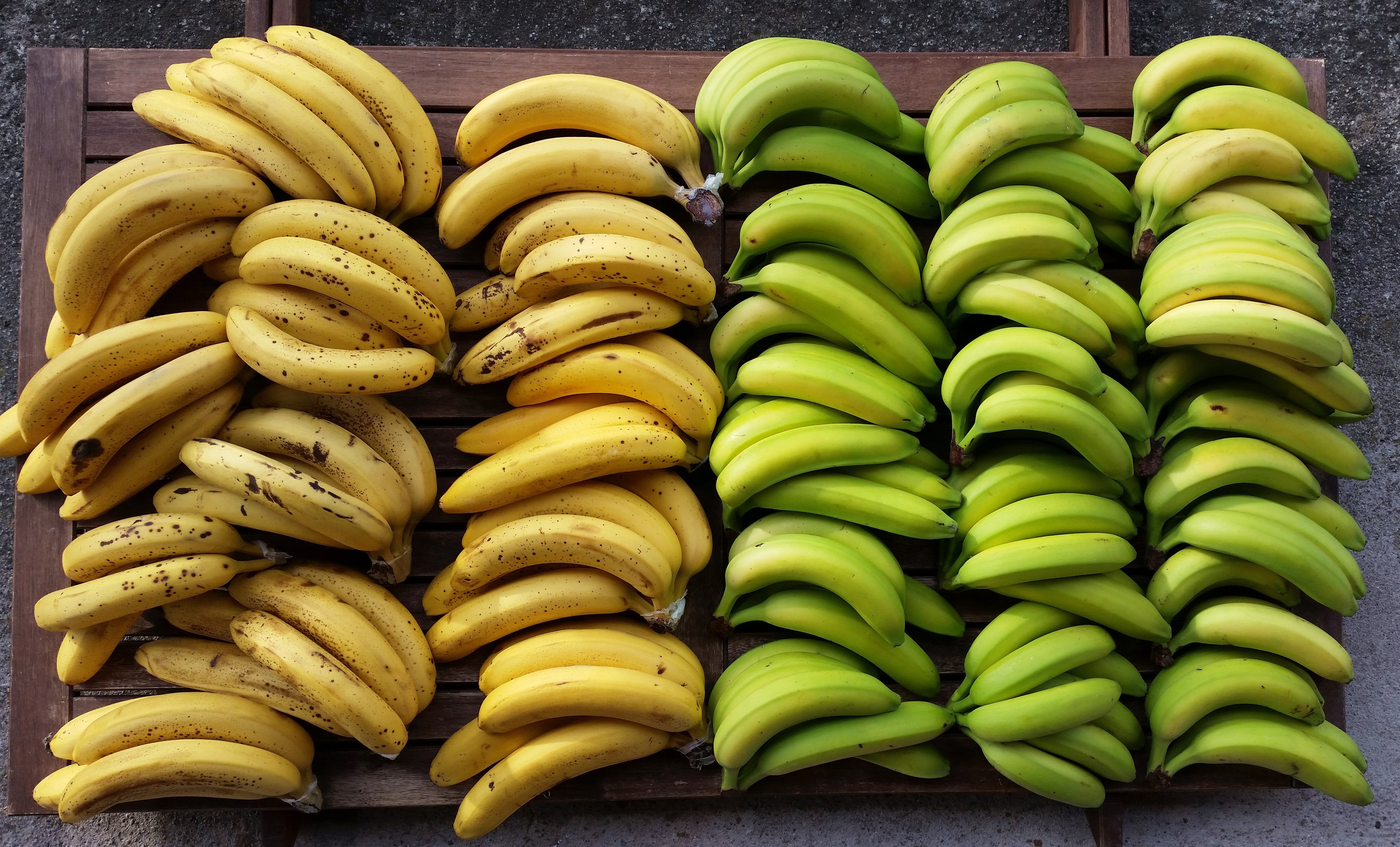 Вред бананов для мужчин. Бананы на Бали. Бананы Уругвай. Фрукты банан. Черный банан.