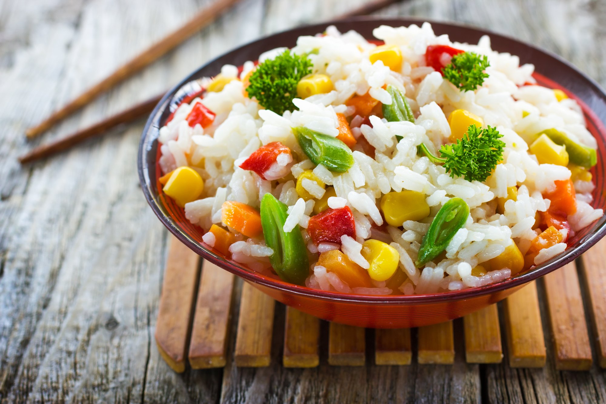 Запеченный рис с овощами. Рис с овощами на гарнир. Рис с пассированными овощами. Овощи на р. Рис отварной с овощами.