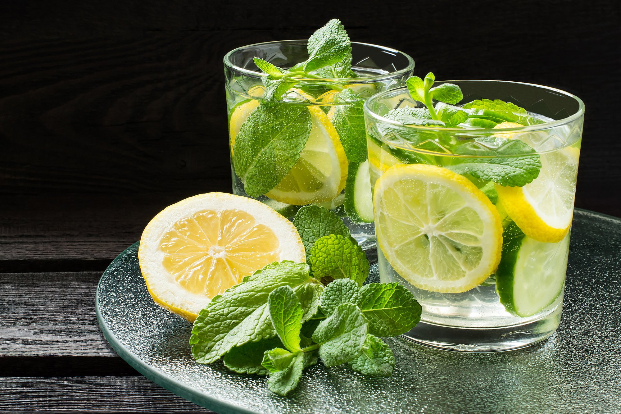 Вода с лимоном в ресторане. Лимонад огурец-лимон-мята. Лимонад лимон лайм мята. Напиток лайм Лемон мята. Mint & Lemon Мохито.