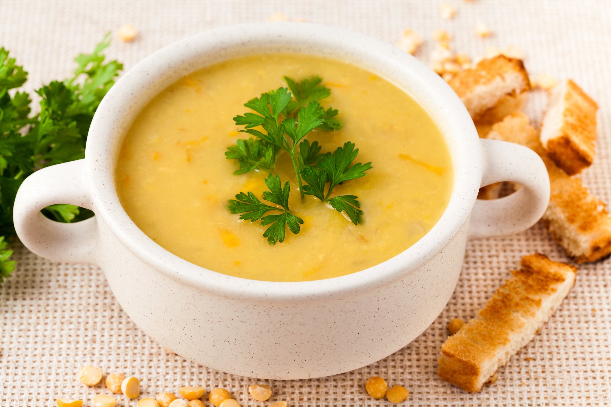 Можно в год гороховый суп. Гороховый крем суп с копченостями. Гороховый суп с копченостями пюре. Гороховая похлебка. Горох для супа.