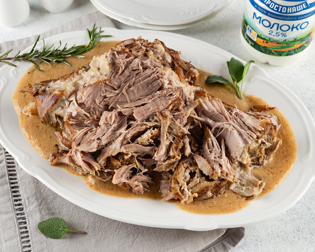 Свинина в молоці