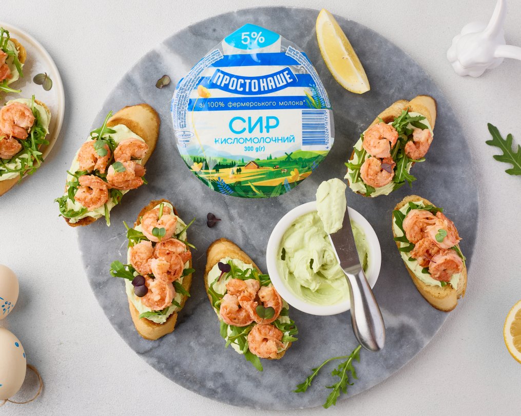 Брускети з креветками й кремом з авокадо та сиру