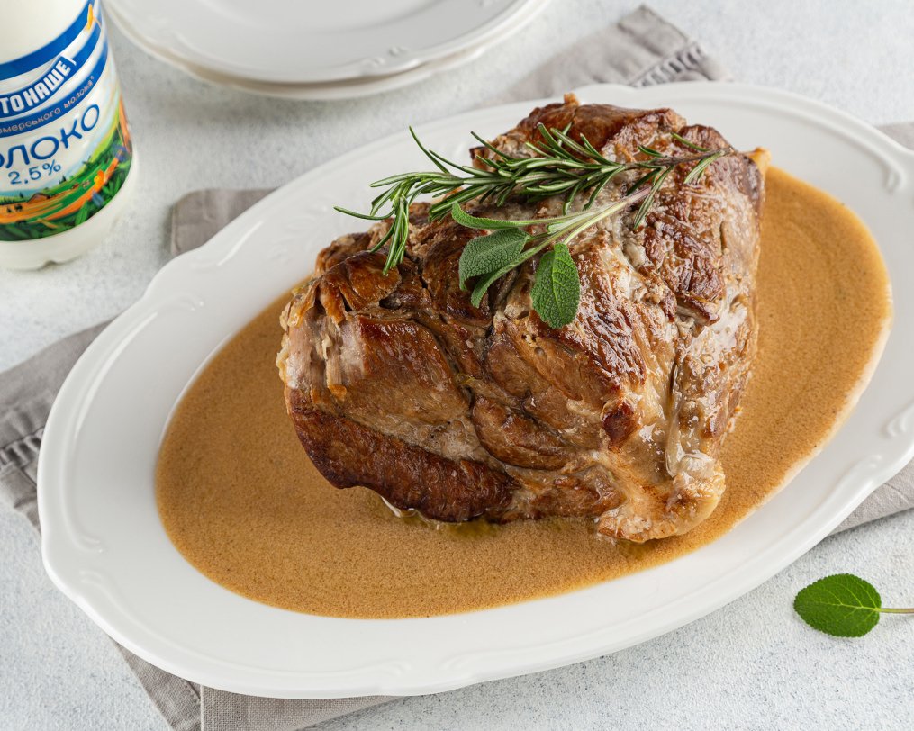 Свинина в молоці