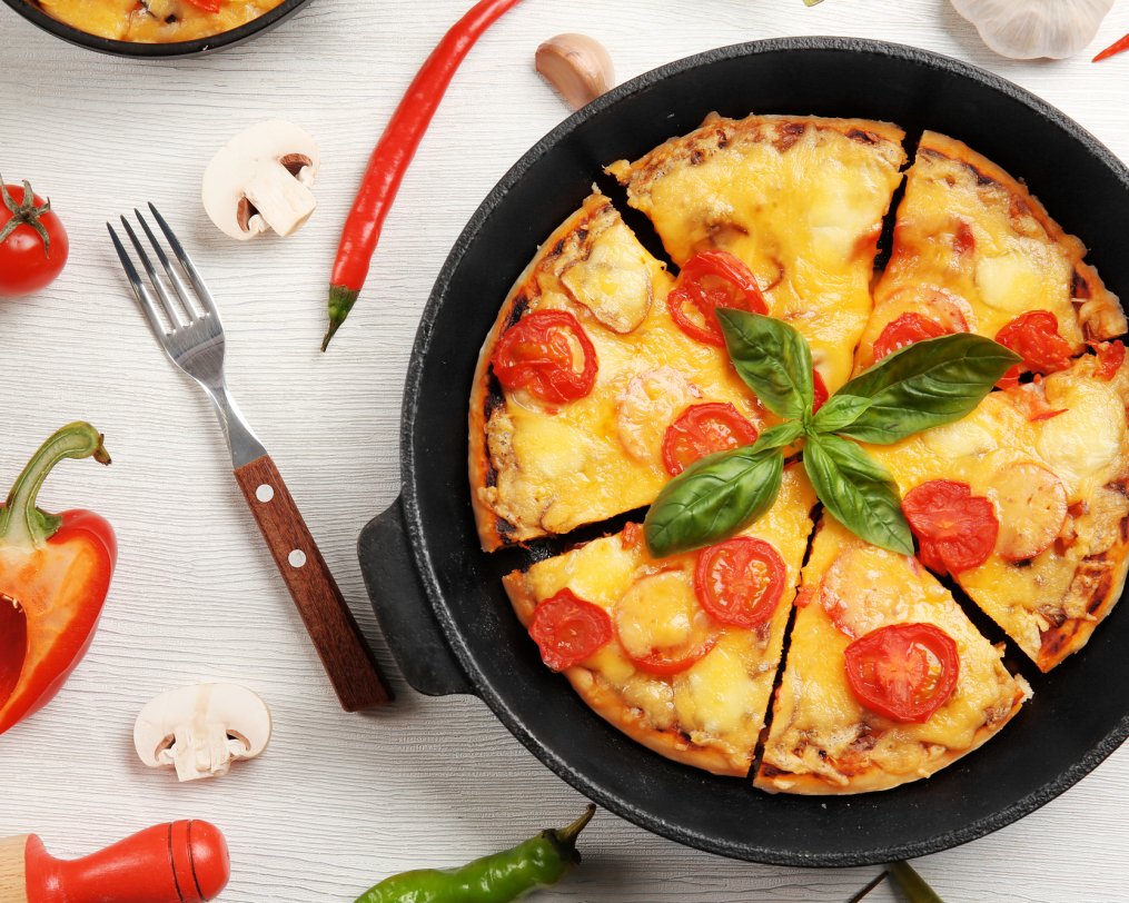 Піца з помідорами та сиром