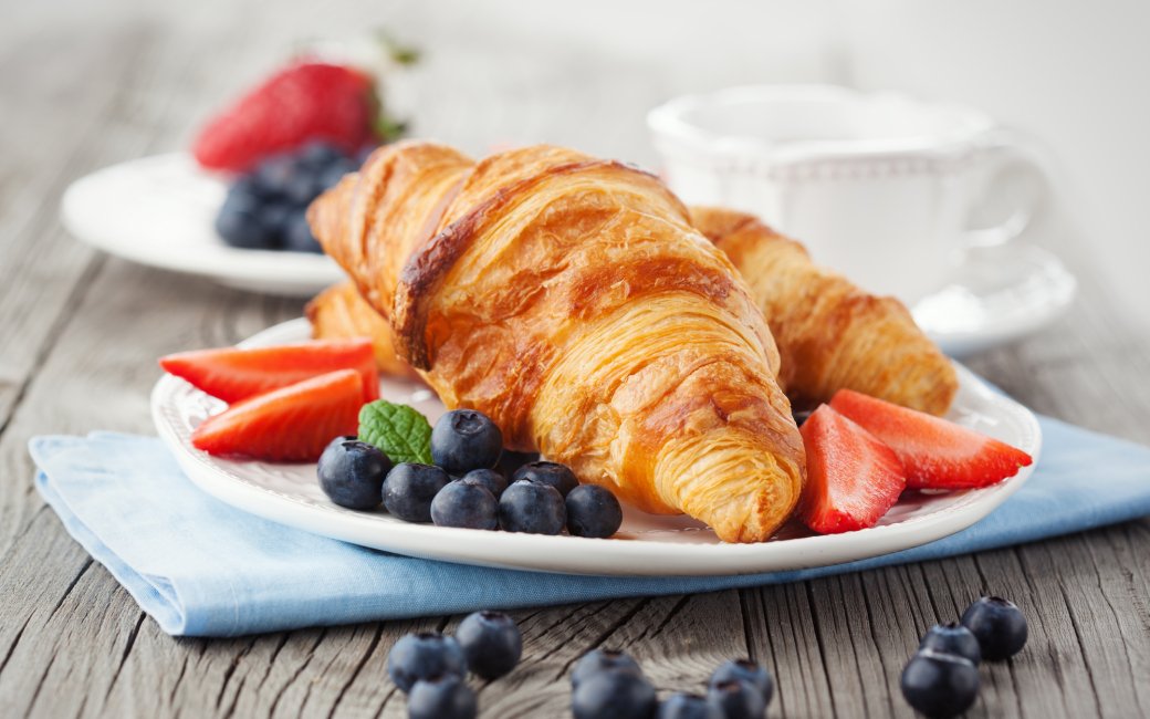 Круасани з ягодами