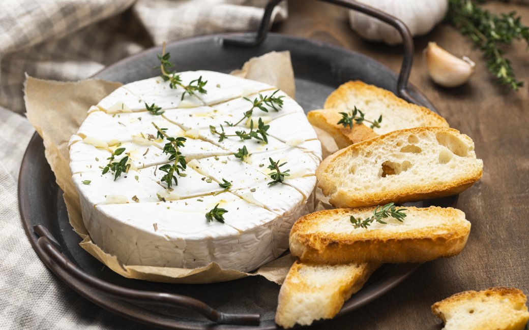 сир брі і хліб