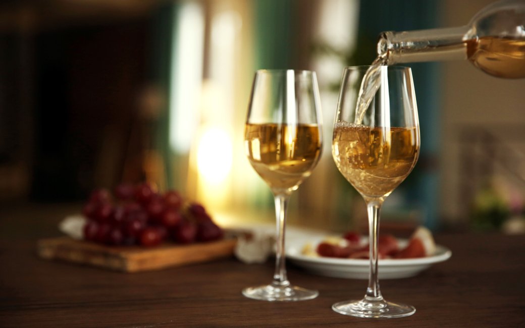 Два бокали білого вина