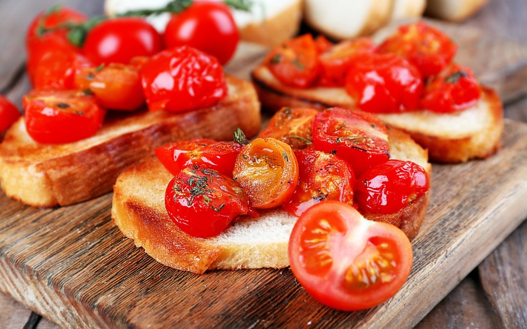 Тост із запеченими томатами
