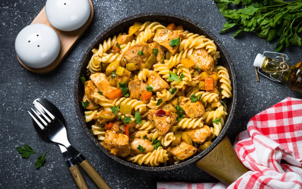 Макарони з куркою та овочами