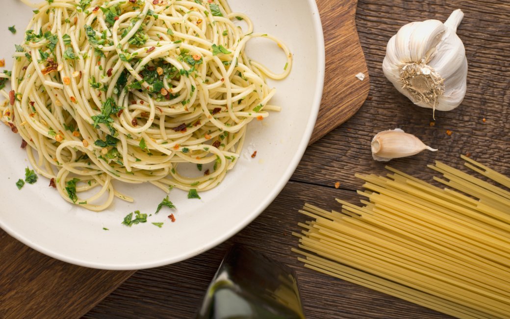 Спагетти с чесноком и зеленью