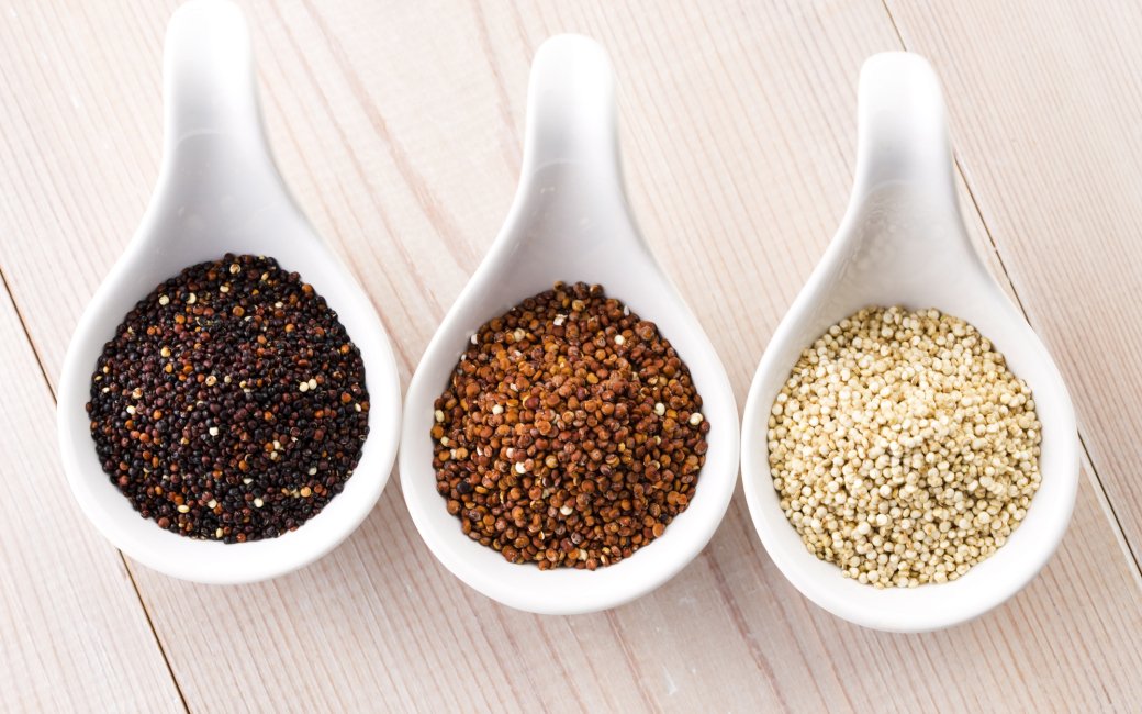 Белая, коричневая и красная киноа