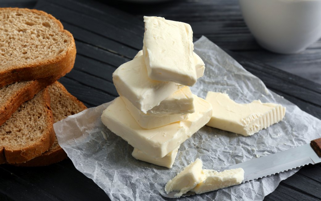 Шматочки вершкового масла на пергаменті