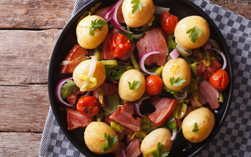 Молода картопля із шинкою і овочами