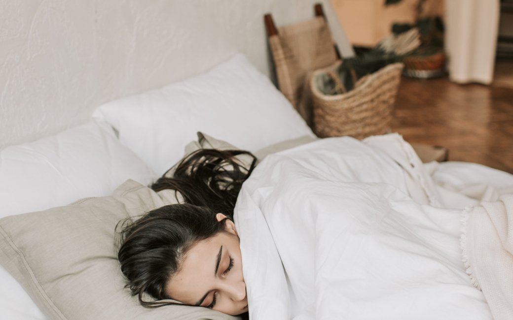 Втомлена дівчина