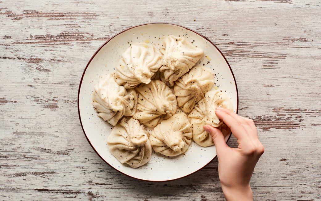 як правильно їсти хінкалі