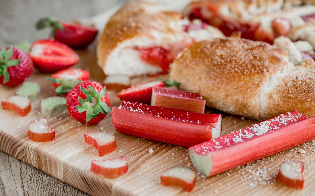 Выпечка с ревенем и клубникой