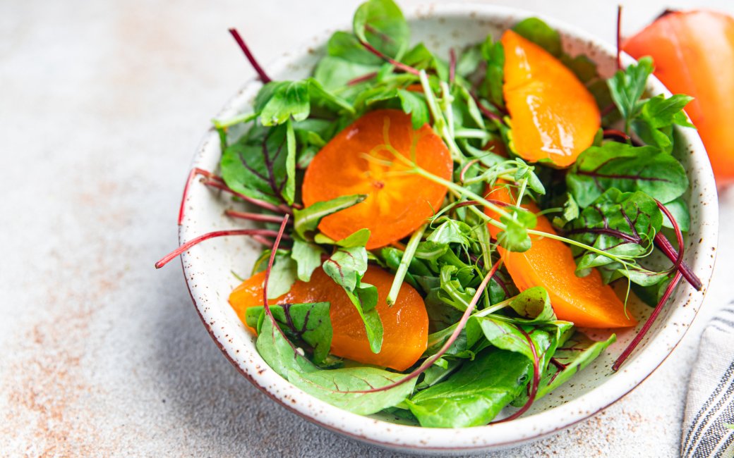 Салат з хурмою та зеленню