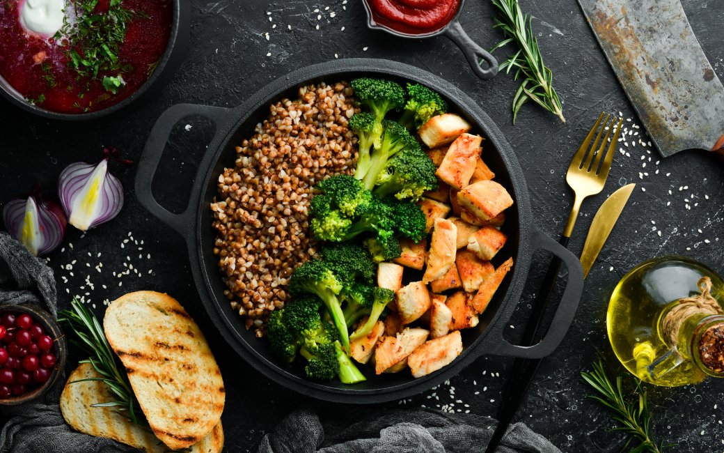 Гречка з філе та овочами