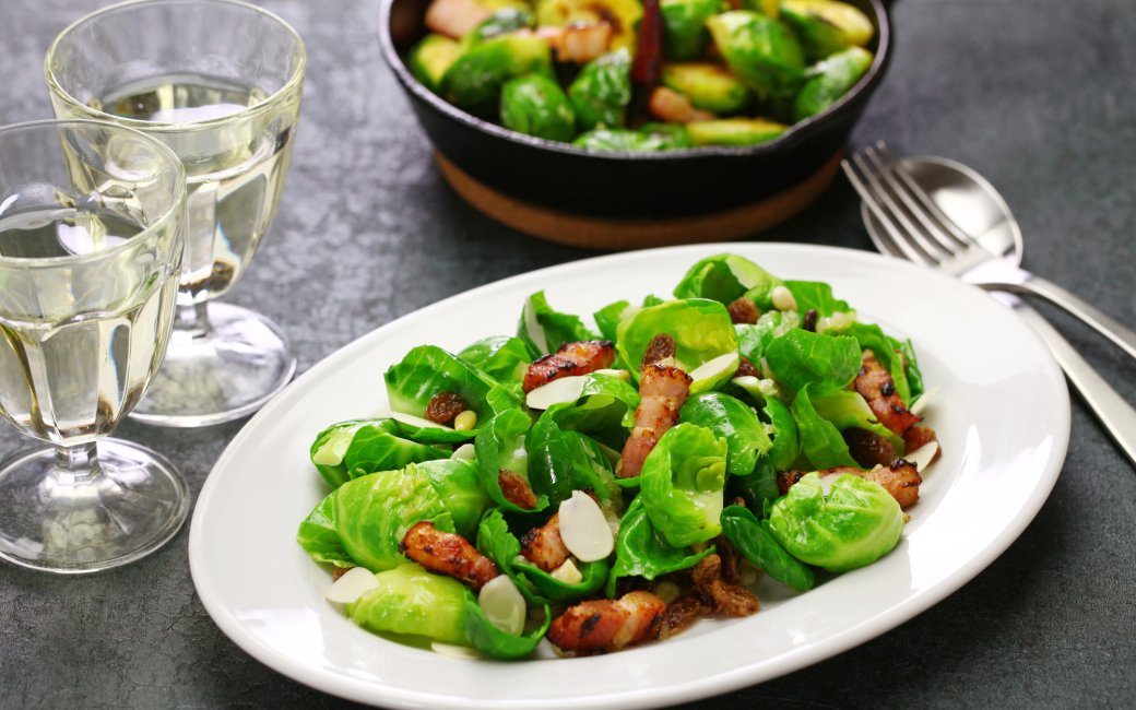 салат з брюссельської капусти з беконом і горіхами