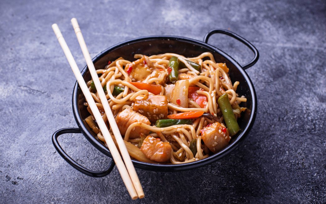 Удон з куркою та овочами