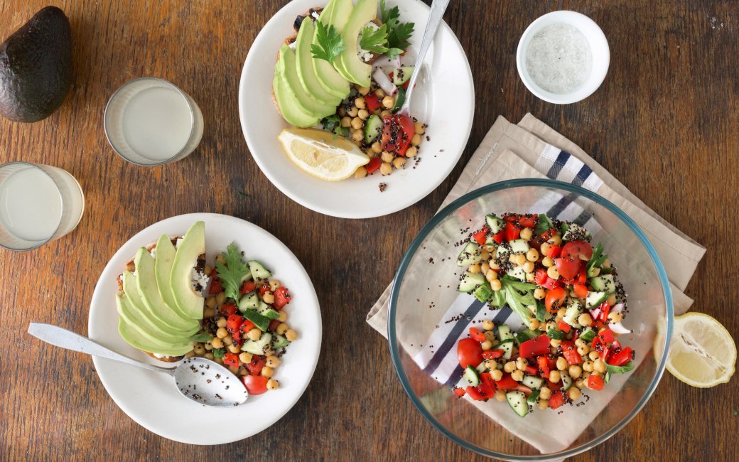 Салат з кіноа, нутом, авокадо і помідорами