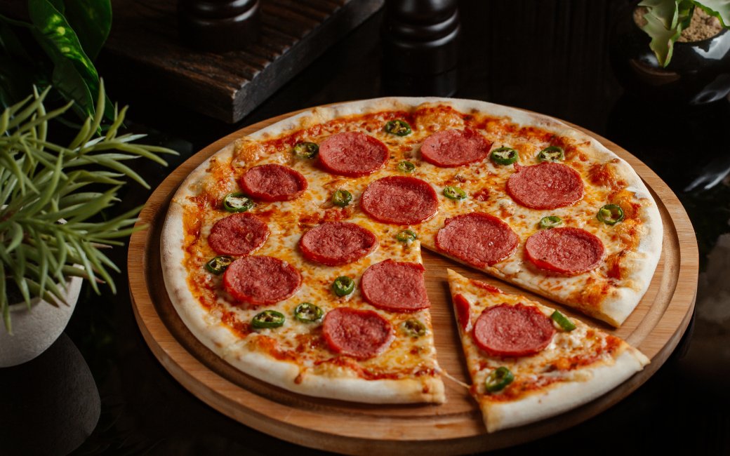 Пицца с салями