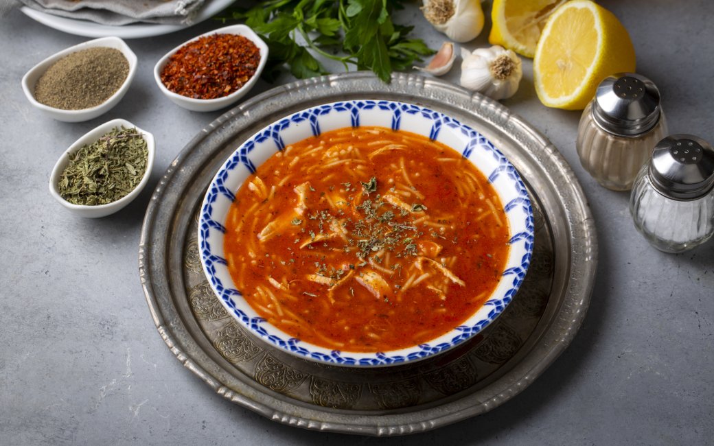 Суп з помідорів і локшини