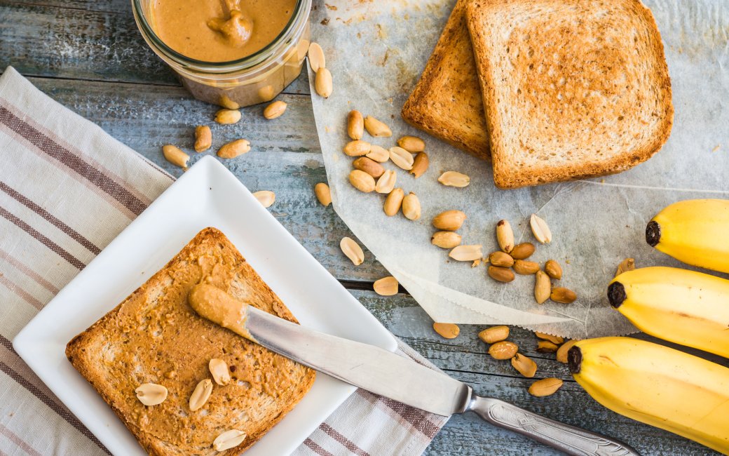 Тост с арахісовою пастою