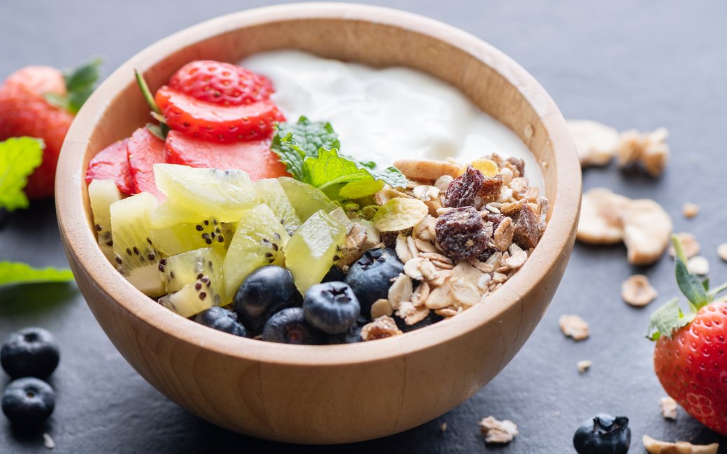 Боул із йогуртом, вівсяними пластівцями та фруктами