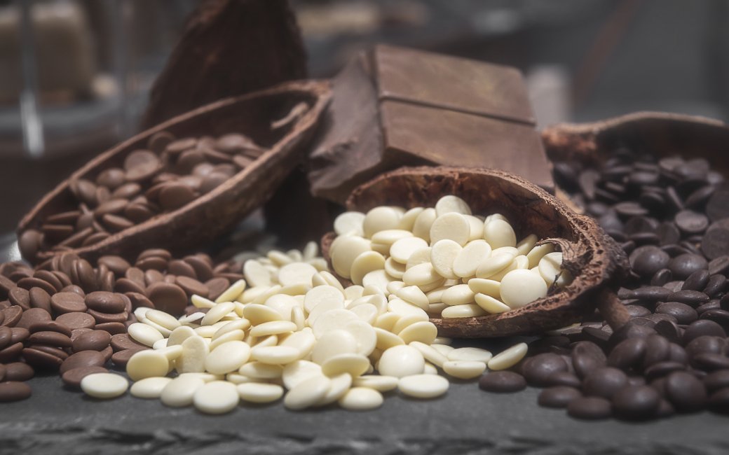 Білий, чоний та молочний шоколад