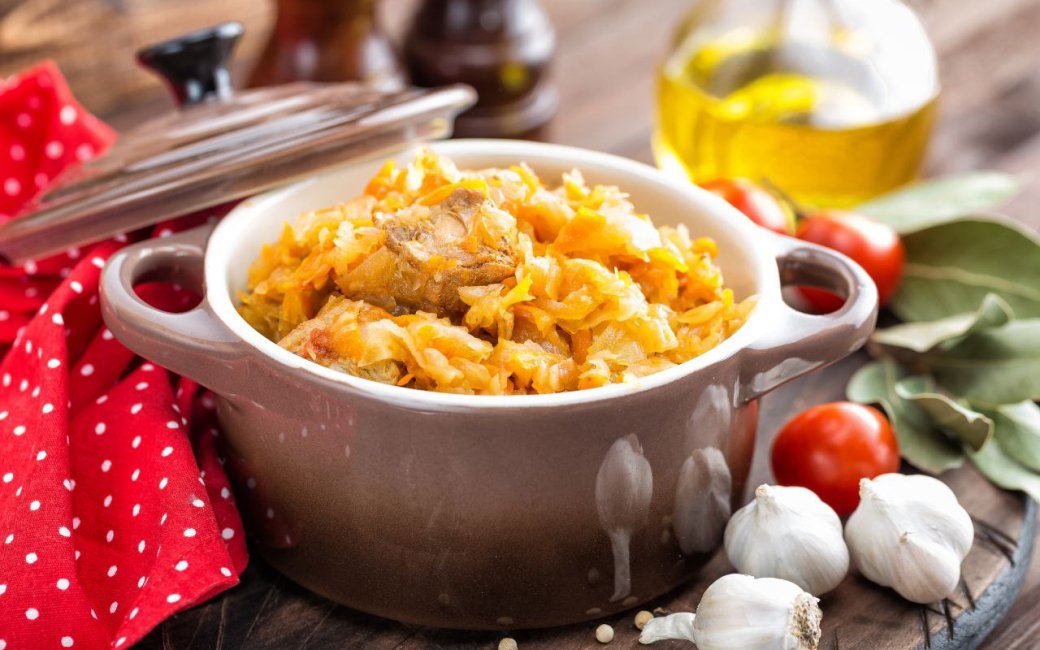 Тушкована капуста з тушонкою Тушкована капуста з тушонкою