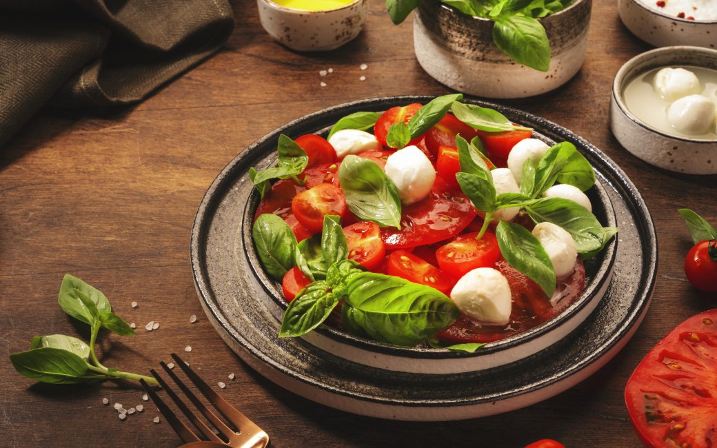 Сочный сезон: 20 рецептов салатов с помидорами на любой вкус
