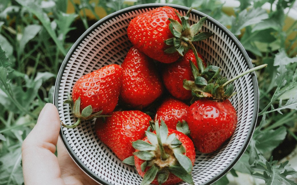 Полуниця в тарілці