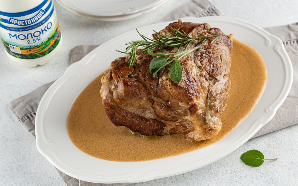 Свинина в молоці