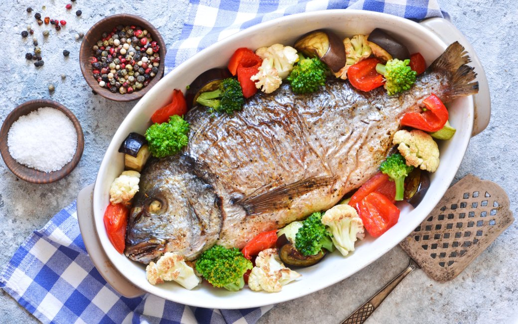 Дорадо з томатами та цвітною капустою