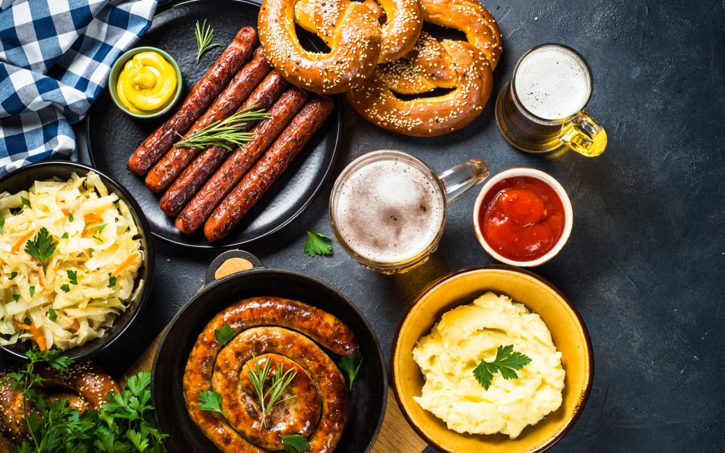 Сосиски, пюре, брецелі, капуста