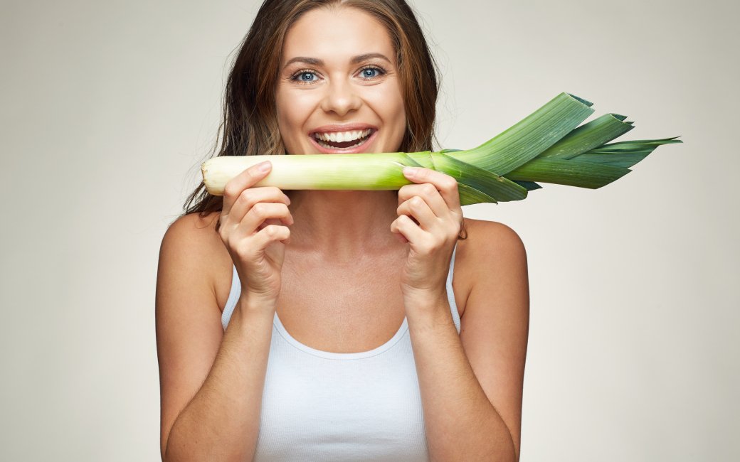 молода жінка з цибулею-порей