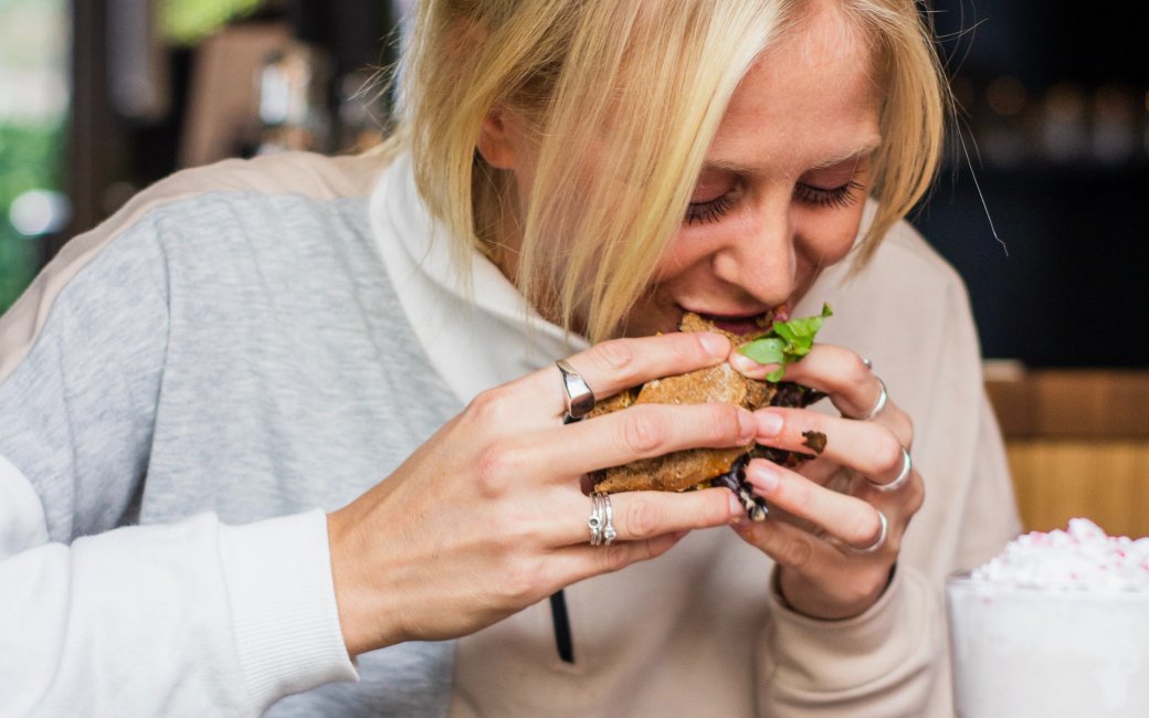 дівчина їсть перекус