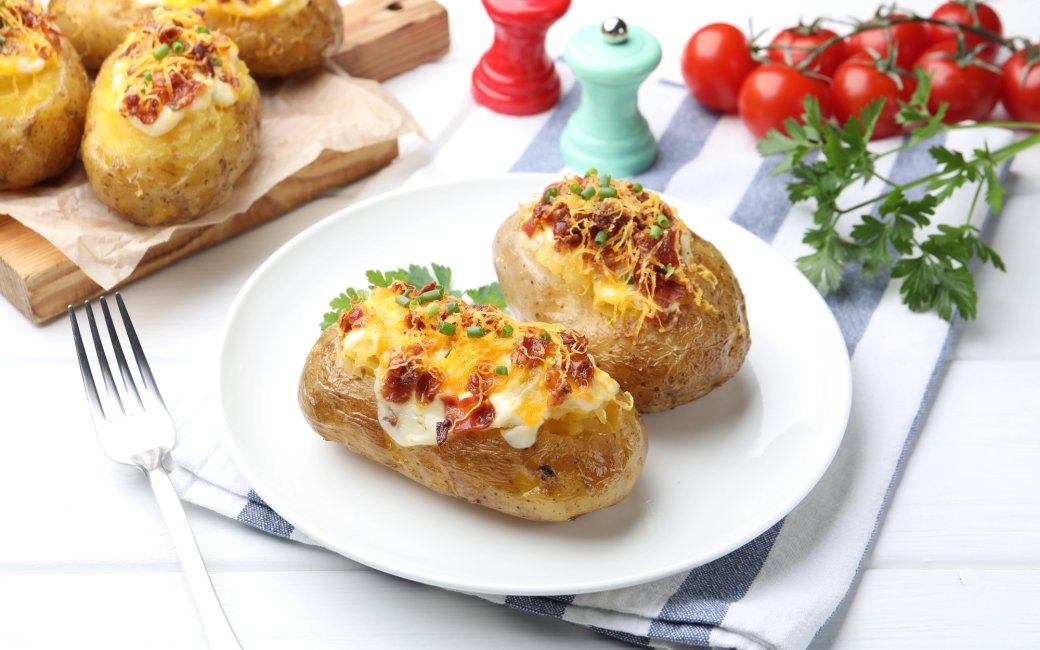 Картопля кумпір із копченою рибою