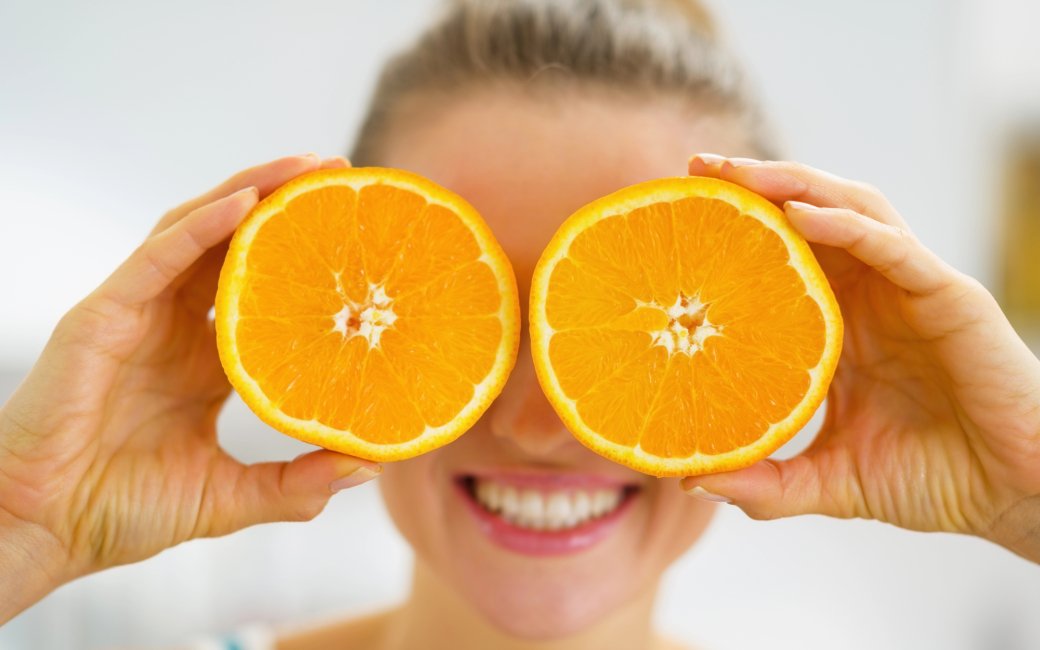 Дівчина з апельсином