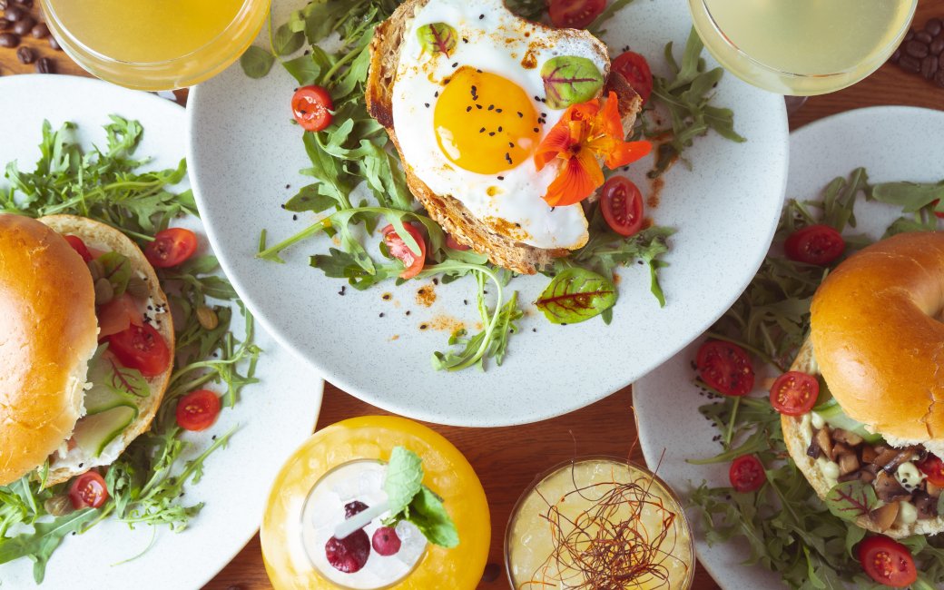 Яєчня і тост на сніданок