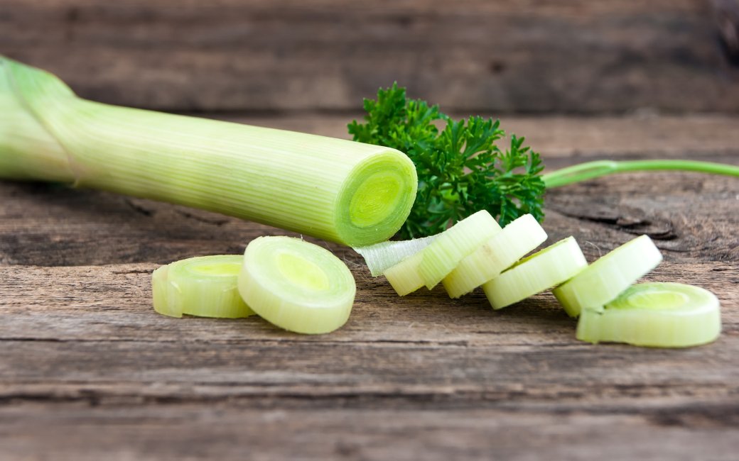 нарізана цибуля порей