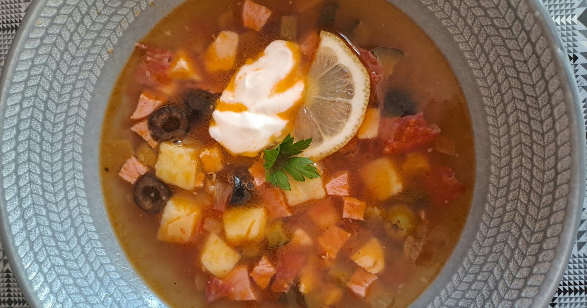 Солянка з куркою і ковбасою