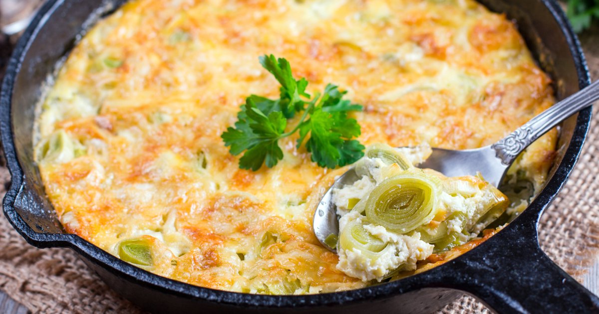 Під сирним соусом: запіканка з курки і цибулі-порею