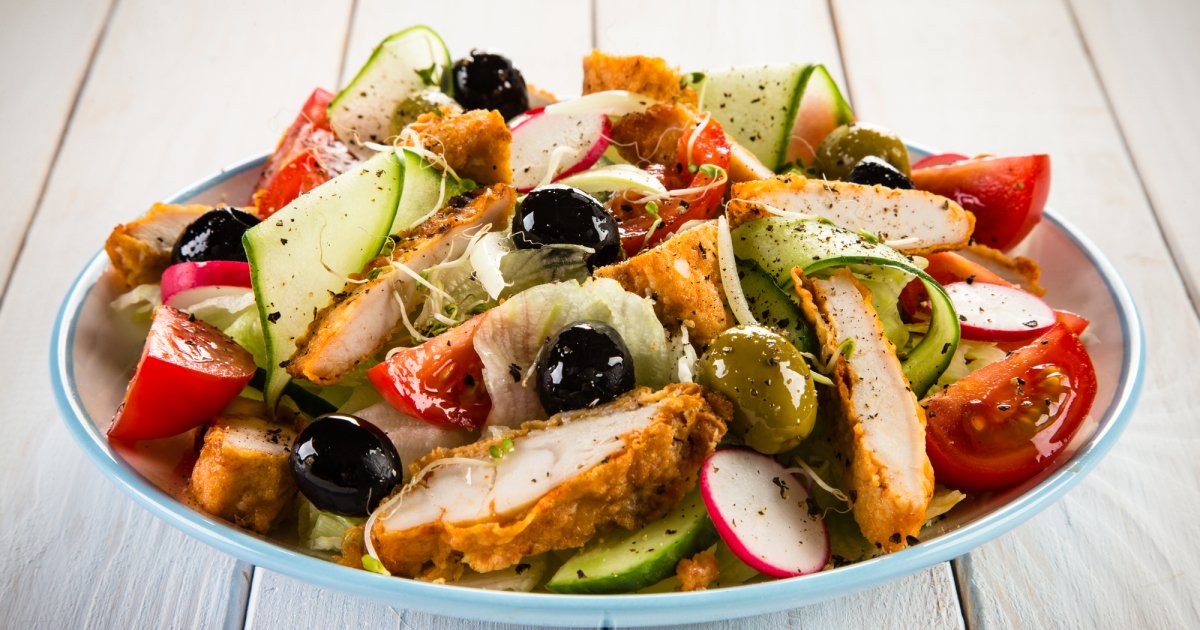 Теплий салат з куркою та овочами