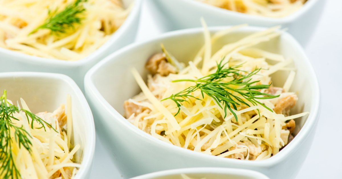 Смачний салат з куркою, сиром і грибами — відеорецепт
