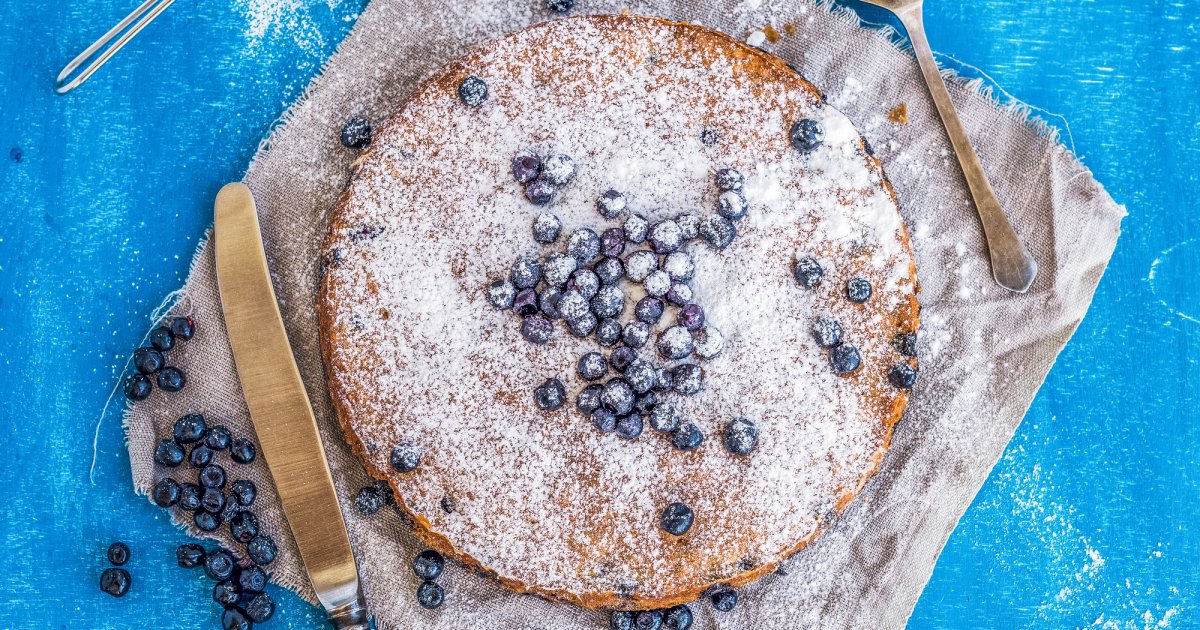 Шарлотка с замороженной черникой - рецепт в духовке с пошаговыми фото