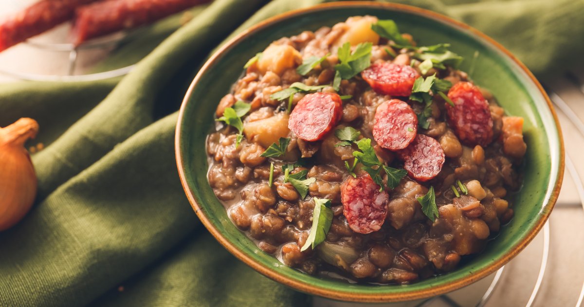 Що на вечерю? Сочевиця з ковбасками і прянощами