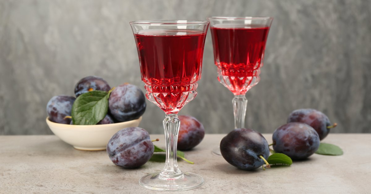 Как приготовить домашнее сливовое вино: пошаговый рецепт