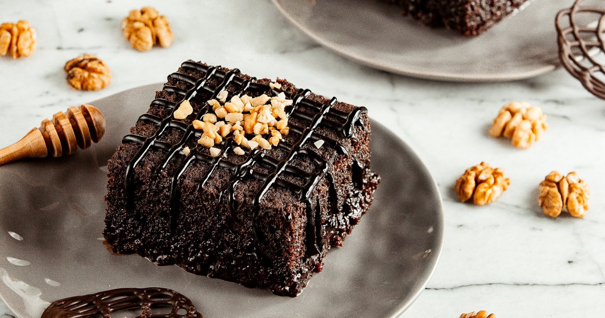 Турецкий шоколадный пирог. Брауни с черносливом. Турецкий влажный шоколадный кекс. Пирог с черносливом и шоколадом.